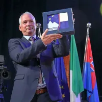 Čestitke, nasmehi, glasba in zastava