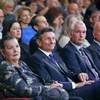 Čestitke, nasmehi, glasba in zastava