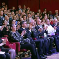 Čestitke, nasmehi, glasba in zastava