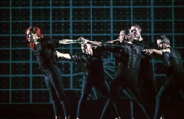 Peterica profesionalnih plesalcev z različnih koncev Evrope bo na odru oživila simboliko  labirinta.

