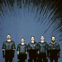 Peterica profesionalnih plesalcev z različnih koncev Evrope bo s 
plesom upodobila današnji simbol labirinta.