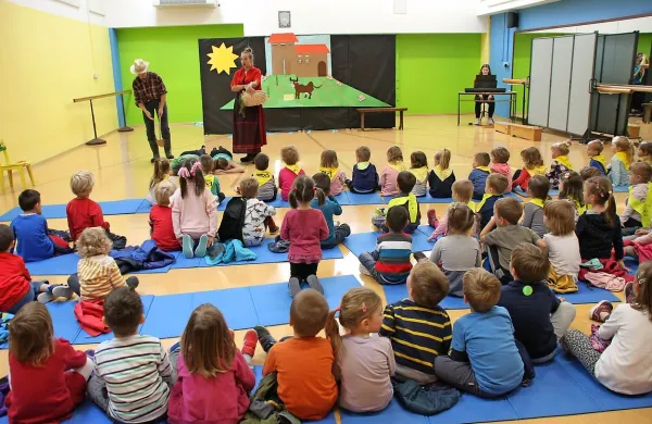 Dijaki  iz programa predšolske vzgoje so najmlajše razveselili z 
igrico o repi velikanki. 