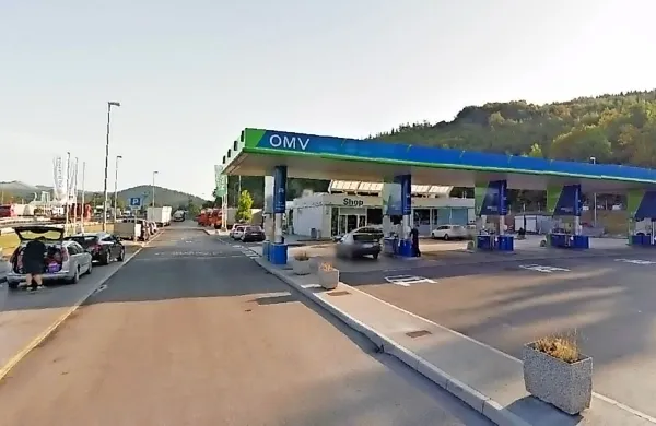 Januarja lani je Ljubljančan sredi noči prišel v prodajalno 
bencinskega servisa in prodajalki zagrozil z nožem.