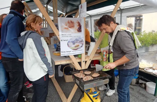 Društvo od ovce do izdelka je med drugim ponujalo Bc burger iz 
jagnjetine. 