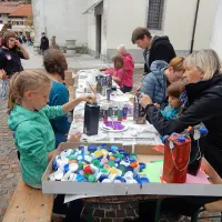 V otroški delavnici so izdelovali krmilnice za ptice. 