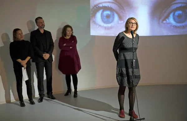 Rene Rusjan (za mikrofonom) razvija teme, ki so večne, aktualne, lokalne in obenem globalne.