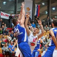 Najboljši igralec pri domačih in na tekmi je bil izkušeni novinec  
Sežancev Robert Abramovič (št. 12)