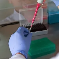 Že načrtno testiranje  krvi med prebivalstvom bi lahko rešilo veliko 
življenj. 
