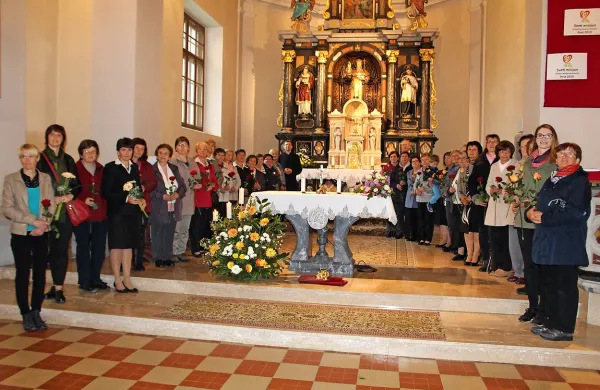 Novi oltarni prti z izvirnimi čipkami so delo kar 35 čipkaric iz 
Črnega Vrha in okolice.
