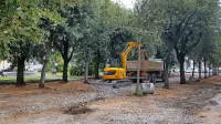 Na novo bodo preplastili vozne in pohodne površine, obnovili in 
zamenjali bodo robnike pločnikov in tiste okrog dreves, ki jih bodo 
nato zasipali z vulkanskim kremenjakom.