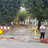 Najprej bodo poskrbeli za obnovo predela pri sedežu  Škofije 
Koper, nato pa se bodo preselili še pred upravno enoto. 