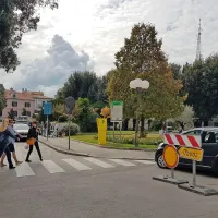 Ob prihodu iz Cankarjeve ulice na Trg Brolo voznike preseneti 
prometni znak prepovedi prometa v obe smeri.