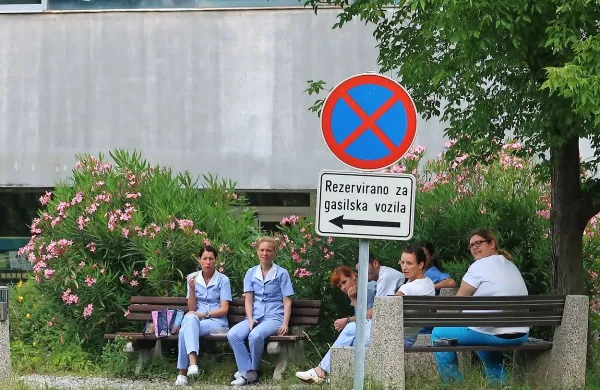 Pred nekaj meseci so v bolnišnici mirili, da pomanjkanje medicinskih sester ni alarmantno. Danes prestavljajo operacije. 