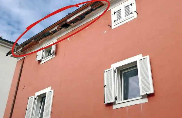  Ostrešje je prepojeno z vodo, vsaj na mestu, od koder je padel 
napušč. 