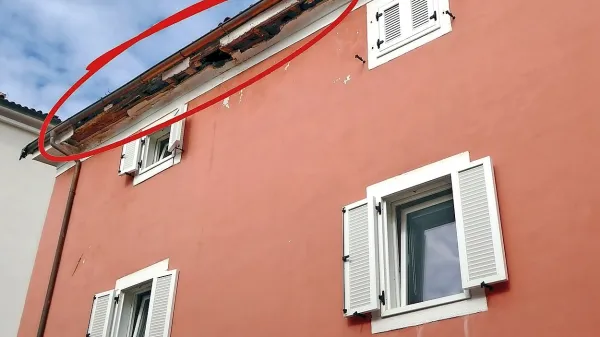  Ostrešje je prepojeno z vodo, vsaj na mestu, od koder je padel 
napušč. 