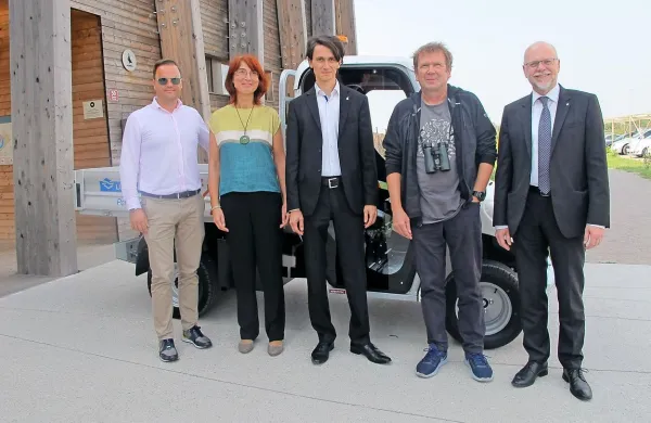 Na fotografiji z leve: Damjan Dekleva, dobavitelj električnega 
vozila iz družbe Hoa Projekt, nekdanja vodja naravnega rezervata 
Nataša Šalaja, Damijan Denac, direktor Društvo za opazovanje in 
preučevanje ptic Slovenije, Borut Mozetič, strokovni vodja rezervata, in Dimitrij Zadel, predsednik uprave Luke Koper.
