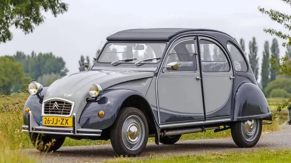 Charleston je še danes med najbolj priljubljenimi izvedenkami.