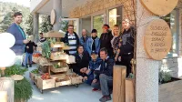 Trgovina Kraški kotiček je v enem letu postala stičišče številnih 
dejavnosti društva Vezi, Brinjevke, Bodike in ljudi. 