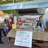 Na stojnici v središču mesta so se včeraj predstavili člani društva 
Vezi. 