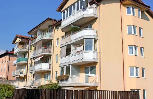 Na  občini pravijo, da so k razreševanju problematike neplačnikov 
v občinskih  stanovanjih  aktivno pristopili in da je izterjava 
redna.  