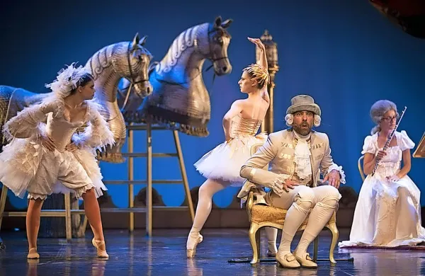 S premiero baletne pravljice Peter in volk   se nadaljuje 8. gledališki festival za mularijo Svetilnik.