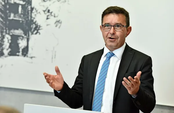 Komisija za nadzor javnih financ je priporočila računskemu 
sodišču, naj opravi izredno revizijo podeljevanja testnih frekvenc 
5G