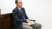 Pulmolog Damjan Birtič očitkov iz obtožnice ne priznava, saj meni, 
da je pacienta Petrovića zdravil skladno z doktrino.