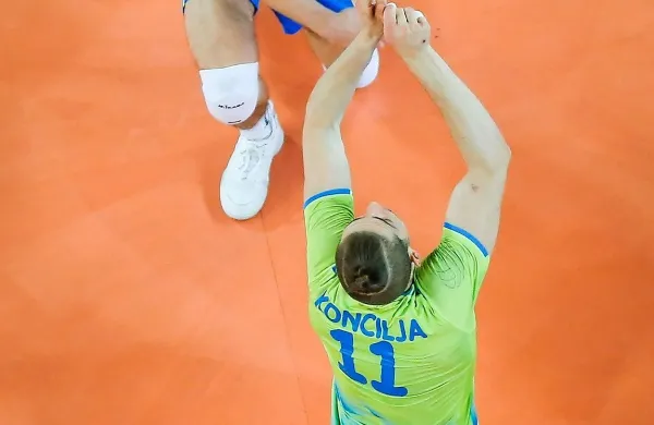 Jani Kovačič (v modrem dresu)  je bil na  svojem igralnem mestu  
drugi najboljši udeleženec SP v Italiji.