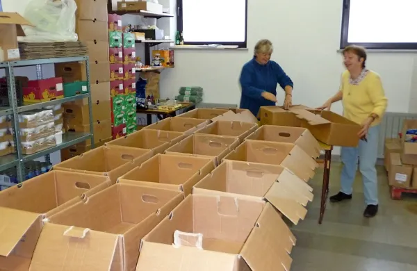 Karitas revnim pomaga predvsem v blagu, v prvi vrsti z živili.   