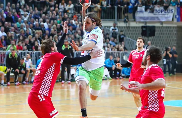 Dean Bombač (z žogo) bo kot kaže spet oblekel dres slovenske 
reprezentance.