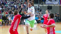 Dean Bombač (z žogo) bo kot kaže spet oblekel dres slovenske 
reprezentance.