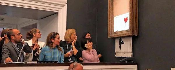 Premišljena poteza: Banksy je  razrezal samo spodnjo polovico Deklice z balonom - in ustvaril  moderno umetnino.   
