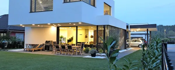 Družinska hiša, zgrajena  iz lesa in le pet odstotkov  jekla. Zgradili 
so jo na Štajerskem pred poldrugim letom.   