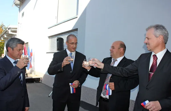 V Planini pri Postojni so danes odprli vodarno Malni, ki z 
vrednostjo slabih 32 milijonov evrov predstavlja enega večjih 
projektov zadnjih let v občinah Postojna in Pivka.