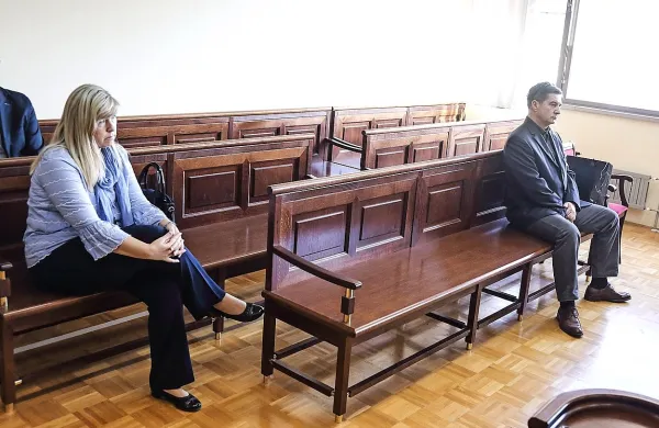  Robert Časar je včeraj vztrajal, da ni storil kaznivega dejanja, Irena 
Andrejašič Troha pa se  ni zagovarjala. 