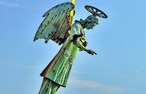 Kip so sneli 6. avgusta, 15. oktobra naj bi ga znova namestili, da bo   
še naprej bdel nad Pirančani.

