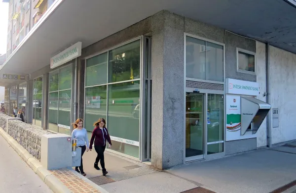 Banka Intesa Sanpaolo zapira poslovalnico