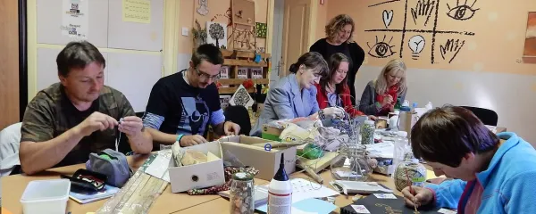 Ko ne hodijo na pohode, presajajo radiča ali obiskujejo knjižnice, 
udeleženci programa ustvarjajo v prijetnem prostoru na Partizanski 15 v Sežani. 