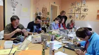Ko ne hodijo na pohode, presajajo radiča ali obiskujejo knjižnice, 
udeleženci programa ustvarjajo v prijetnem prostoru na Partizanski 15 v Sežani. 