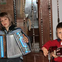 Najbrž ga ni inštrumenta, na katerega kateri od Žavbijev ne bi 
zaigral. 