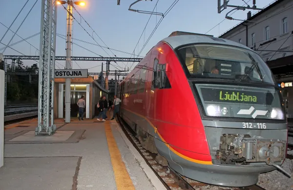 Včeraj je vlak, ki prispe v Postojno ob 18.36, tu ustavil, preteklo 
nedeljo pa potniki v Postojni nanj niso mogli vstopiti. 