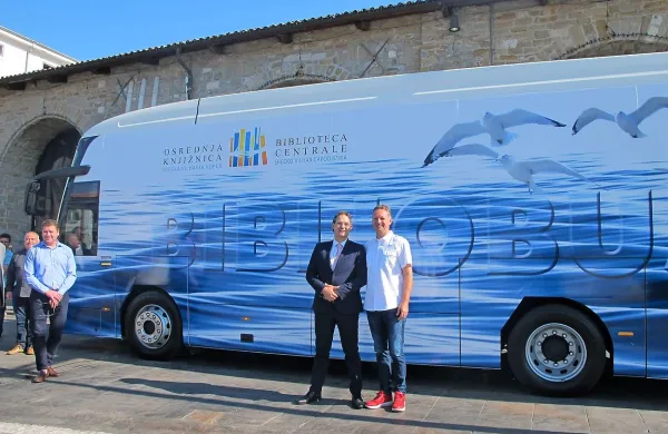 David Runco, direktor Osrednje knjižnice Srečka Vilharja Koper, in 
koprski župan Boris Popovič sta se ponosno postavila pred nov 
bibliobus.