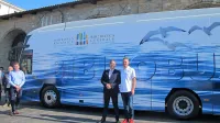 David Runco, direktor Osrednje knjižnice Srečka Vilharja Koper, in 
koprski župan Boris Popovič sta se ponosno postavila pred nov 
bibliobus.