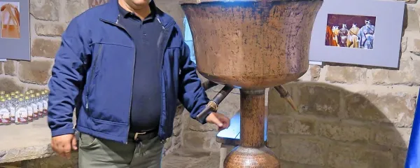 Matjaž Miše je ponesen na 36-litrski kotel, v katerem doma še 
vedno kuhajo slivovec.