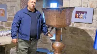Matjaž Miše je ponesen na 36-litrski kotel, v katerem doma še 
vedno kuhajo slivovec.