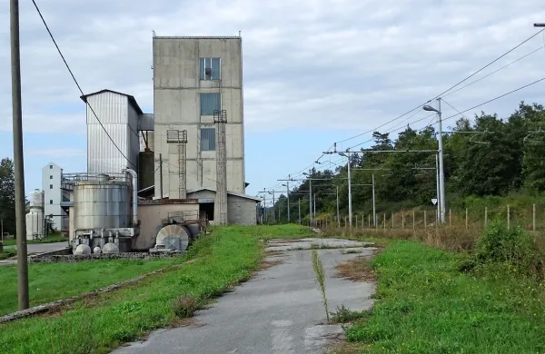 V sklopu širitve cone v Neverkah nameravajo urediti tudi nakladalno-razkladalno rampo na tiru pri silosih in tja preseliti 
hrupno pretovarjanje odpadnega železa iz središča Pivke. 