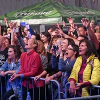 Šotor na Bonifiki v petek ni bil poln, a so ga zbrani napolnili z glasnim petjem Čorbinih hitov. 