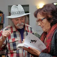 Dušan Jovanović, oblikovalec naslovnice, in Marija Mahne, ki je  
ravnateljevala OŠ Dušana Bordona, ko jo je obiskovala avtorica.