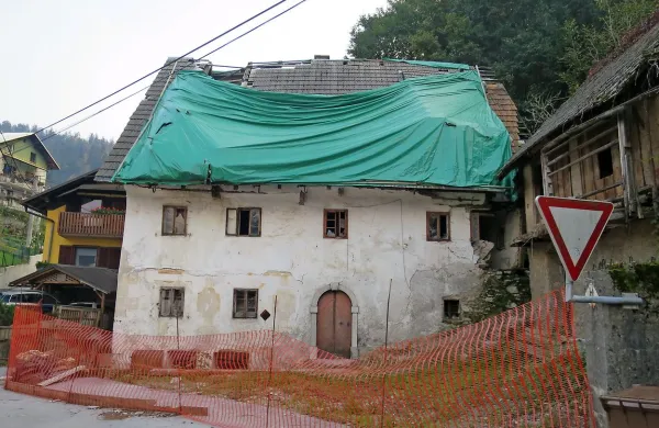 Edina rudarska hiša v lasti občine se bo pred dolgo načrtovano 
obnovo verjetno porušila sama.
