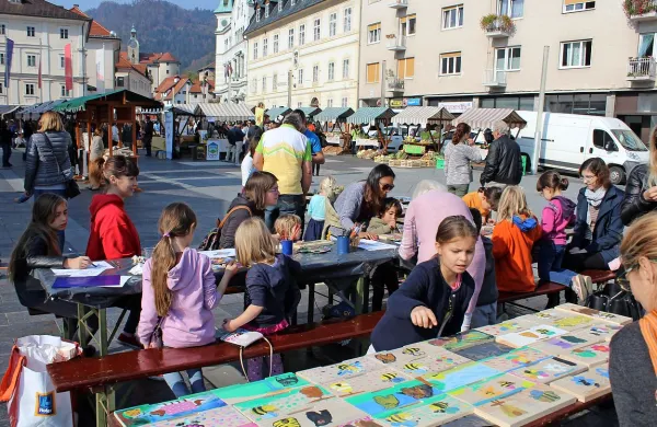 Delavnica poslikave panjskih končnic in izdelave sveč iz čebeljega 
voska, je pritegnila precej otrok.